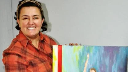 Ressam, Şair ve Yazar Alev Necile Dinç’ten Anlamlı Tablo Hediyesi