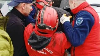 Susurluk’ta minibüs ile tır çarpıştı: 3 yaralı