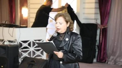 Aynı sıralarda okuyan Edremit Lisesi mezunları bu kez yıllar sonra aynı masalarda bir araya geldi