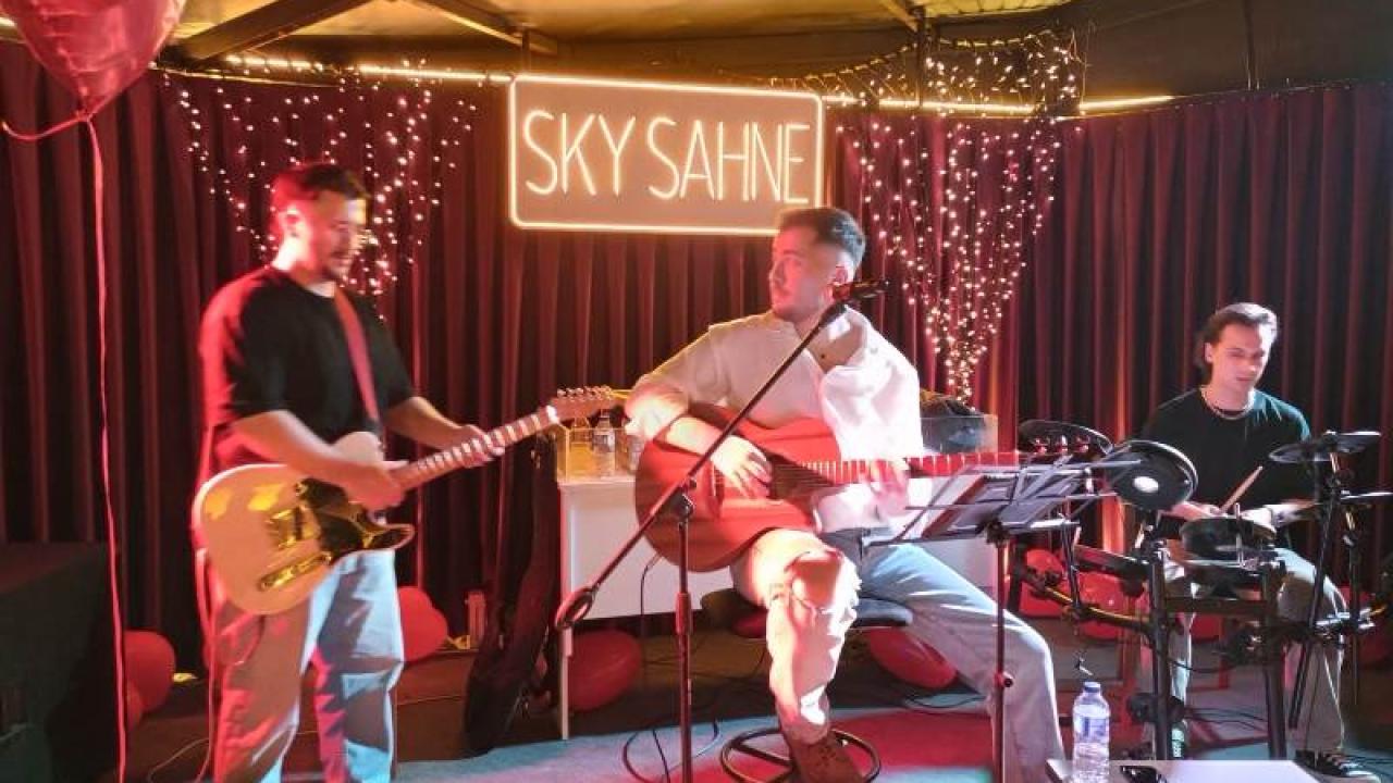 3 Arkadaş Orkestrası SKY Sahne’de büyük ilgi gördü