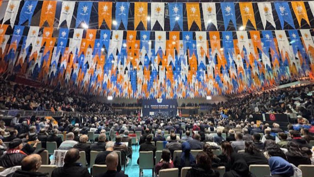 Balıkesir’de AK Parti’ye Toplu Katılım: Kurtdereli Spor Salonu’nda Coşkulu Toplantı