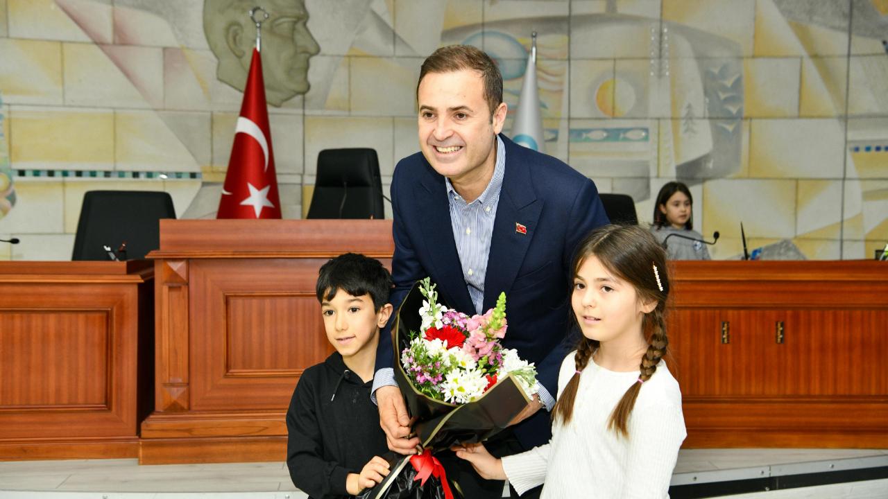 Akın, öğrencileri belediyede ağırladı