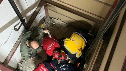 Asansör boşluğuna düşen şahıs yaralandı