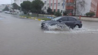Aşırı Yağmurlar Etkili Oluyor: Burhaniye'de Sağanak Yağmur Yolları Göle Çevirdi