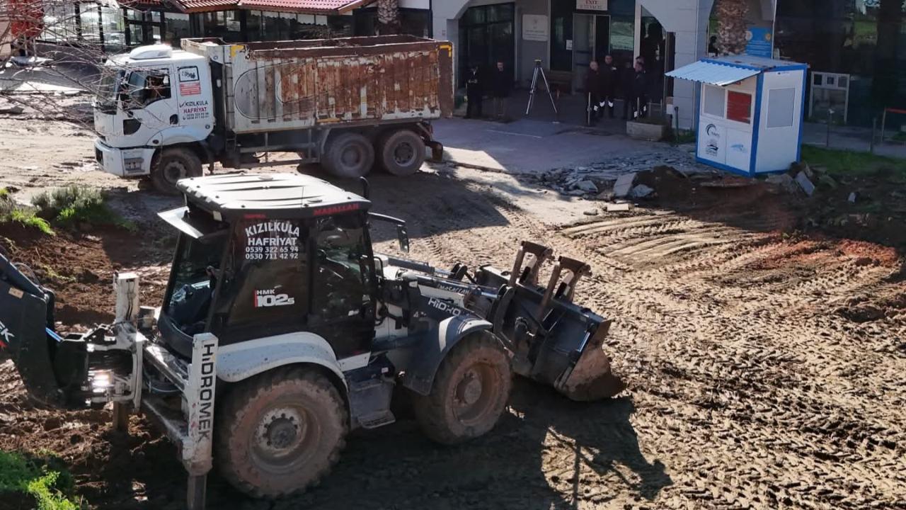 Ayvalık Deniz Hudut Kapısı önünde meydan düzenlemesi başlatıldı