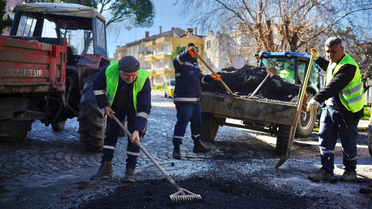Ayvalık’ta yol bakım ve onarım çalışmaları sürüyor