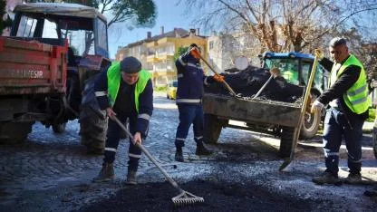 Ayvalık’ta yol bakım ve onarım çalışmaları sürüyor
