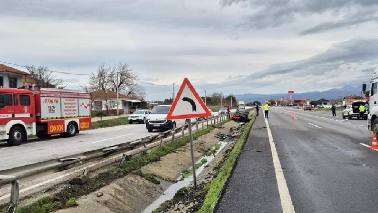 Balıkesir-Bursa karayolunda kaza: Araç orta refüje düştü