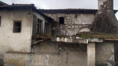 Balıkesir de eski cami kaderine terk edildi