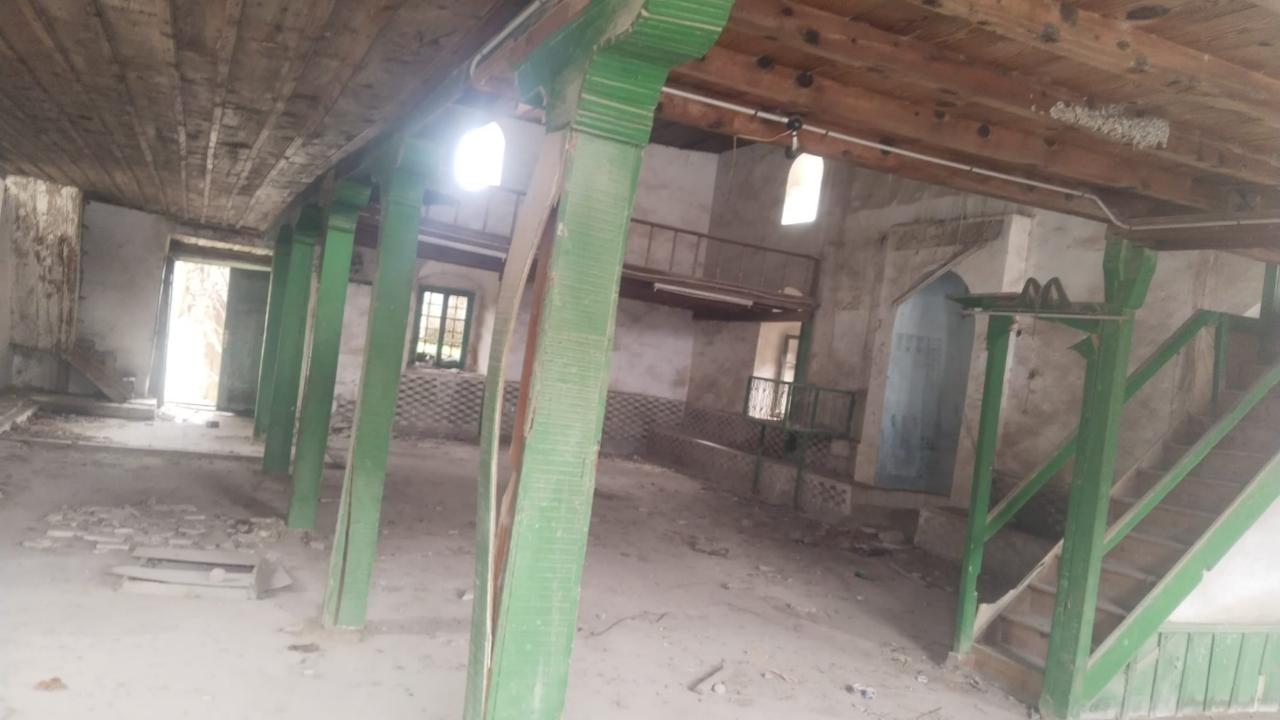 Balıkesir de eski cami kaderine terk edildi