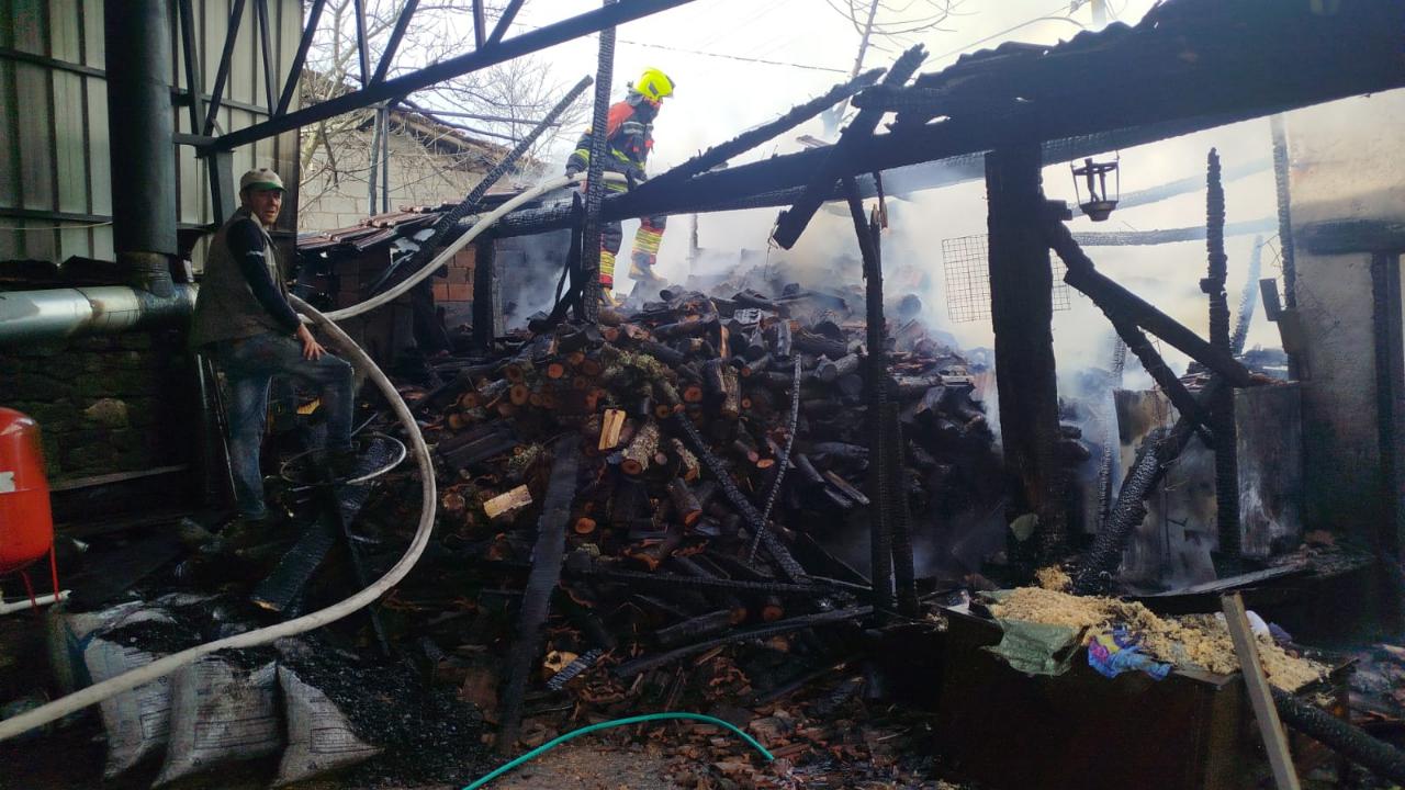 Balıkesir'de ev ve odunluk yangını