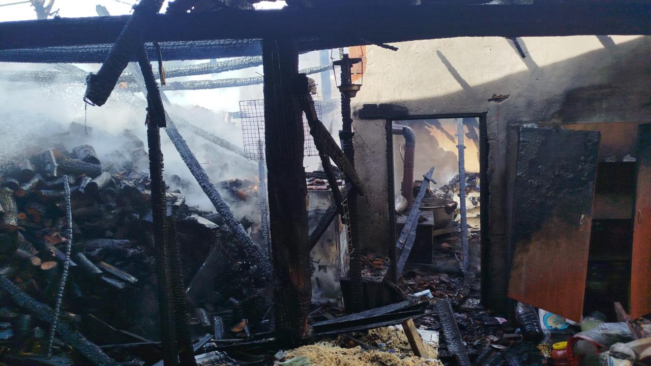 Balıkesir'de ev ve odunluk yangını