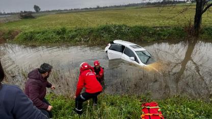 Balıkesir'de kontrolden çıkan araç su kanalına uçtu