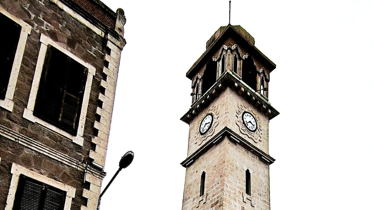 Balıkesir’in simgelerinden biri olan “Koca Saat” ihtişamı ile göz kamaştırıyor.