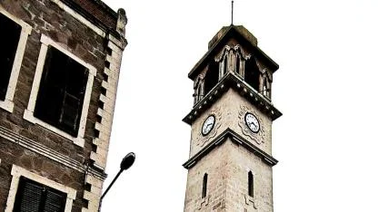 Balıkesir’in simgelerinden biri olan “Koca Saat” ihtişamı ile göz kamaştırıyor.