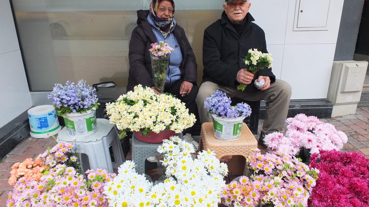 Burhaniye’ de Çiçekçiler 14 Şubatı bekliyor