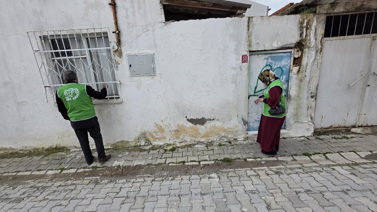 Burhaniye de gıda yardımları devam ediyor