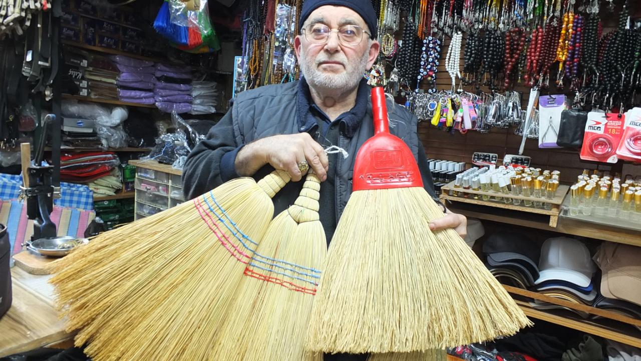 Burhaniye de Ot Süpürgelerine ilgi devam ediyor