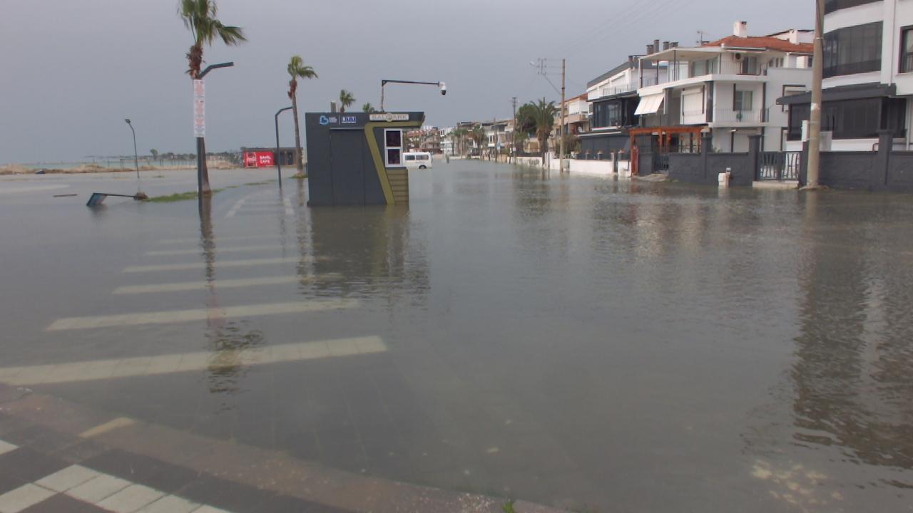 Burhaniye’de Deniz kabardı yollar göle döndü