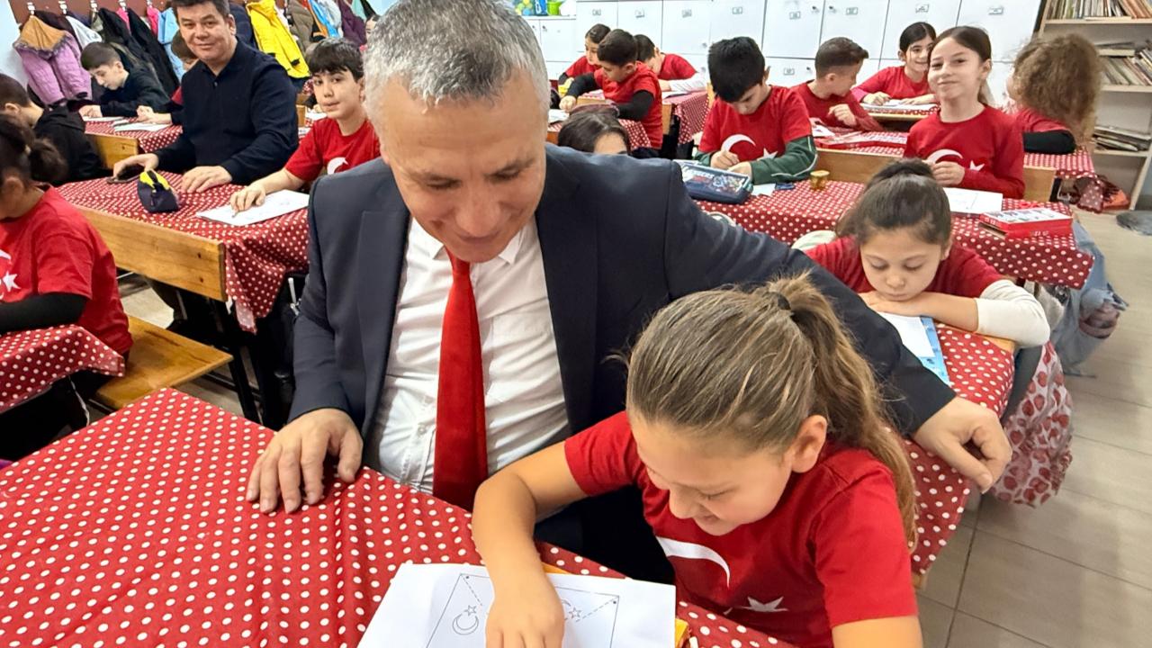 Burhaniye'de ikinci dönemin ilk zili ''İlk Dersimiz Bayrak'' ile başladı