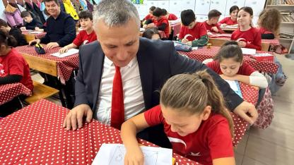 Burhaniye'de ikinci dönemin ilk zili ''İlk Dersimiz Bayrak'' ile başladı