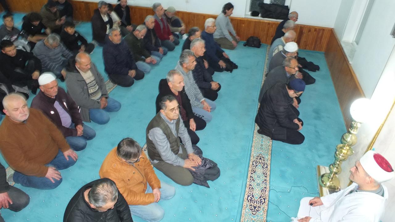 Burhaniye’de ilk teravih de camiler doldu