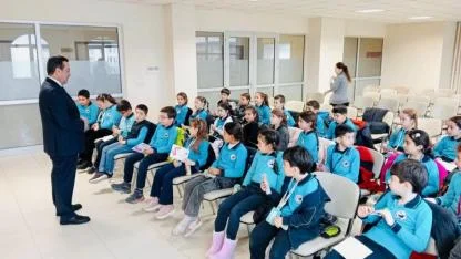 Burhaniye'de Kaymakam Atilla, öğrencileri ağırladı