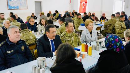 Burhaniye’de Kaymakam Atilla Şehit aileleri ve gaziler onuruna verilen yemeğe katıldı