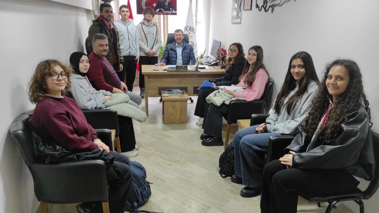 Burhaniye’de lise öğrencileri Belediye’yi ziyaret etti