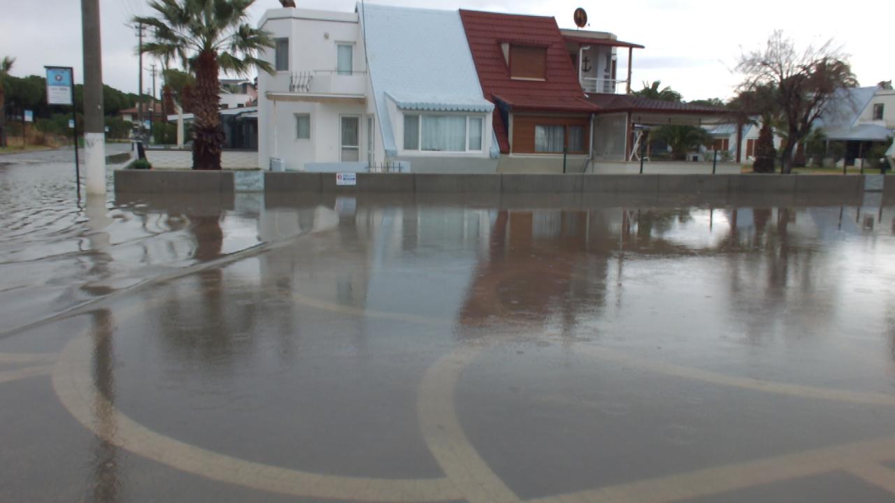 Burhaniye’de sağanak yolları göle çevirirken denizi bulandırdı