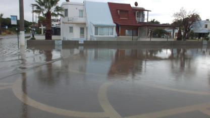 Burhaniye’de sağanak yolları göle çevirirken denizi bulandırdı