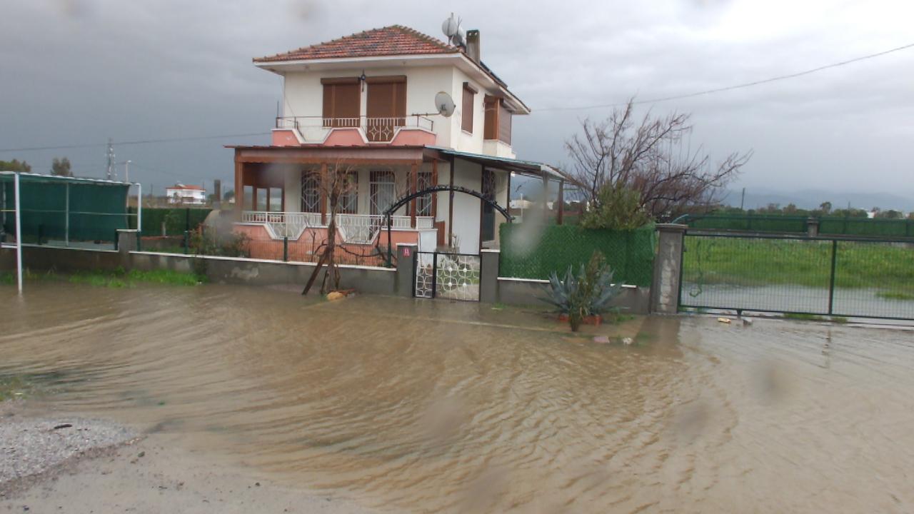 Burhaniye’de yazlıklar su altında kaldı