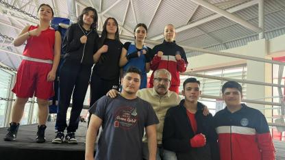 Burhaniyeli genç boksörler Balıkesir’de 8 ödül aldı