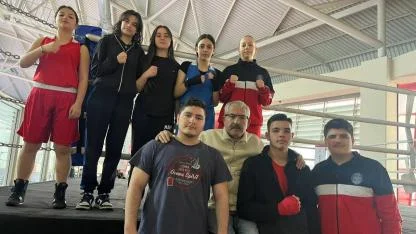 Burhaniyeli genç boksörler Balıkesir’de 8 ödül aldı