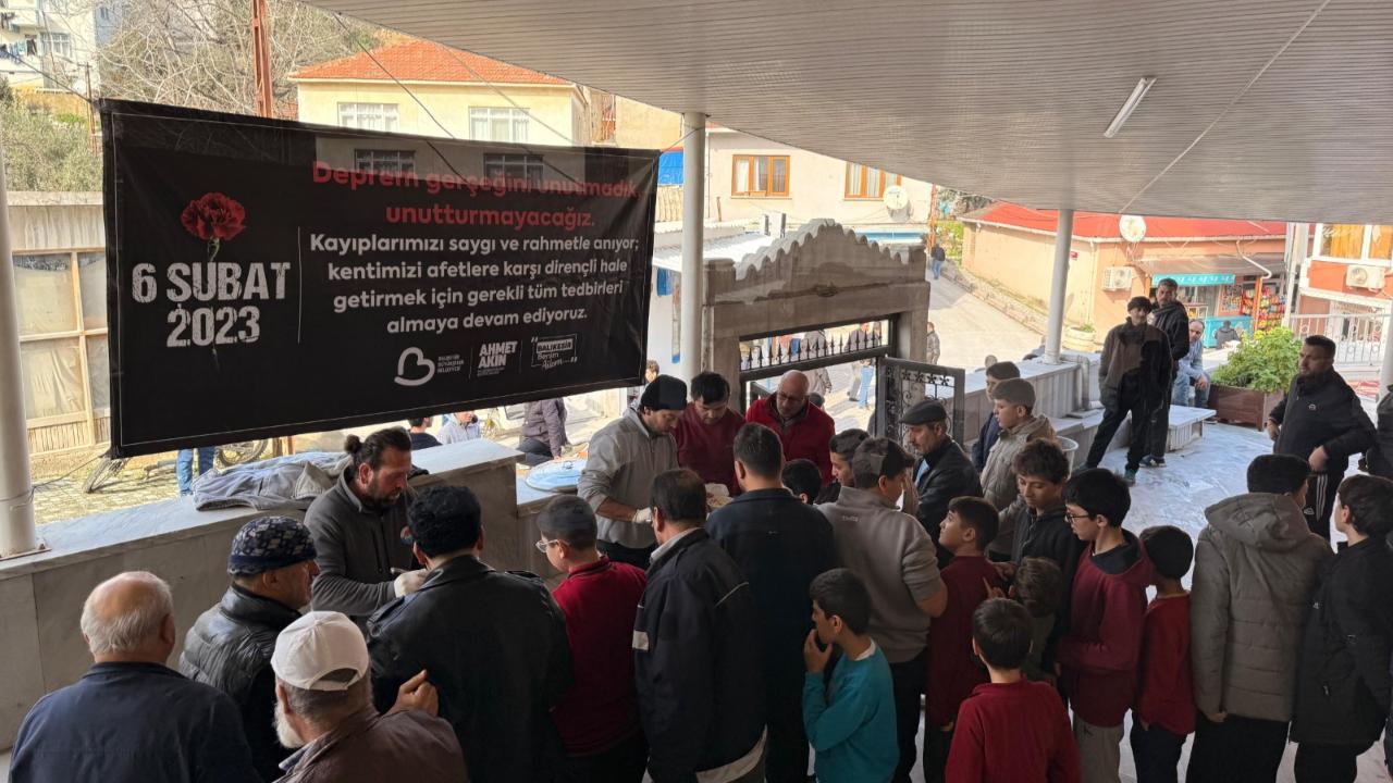 Büyükşehir deprem şehitleri anısına 20 ilçede pilav dağıttı