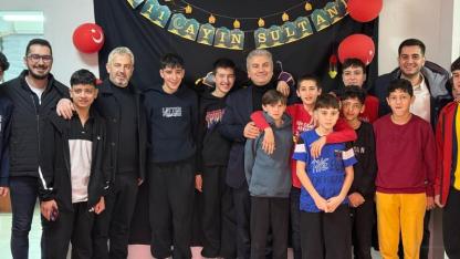 Canbey, Sevgi Evleri’nde çocuklarla sahur yaptı