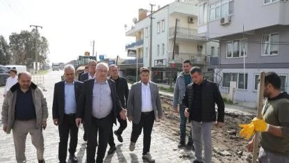 Edremit Belediyesi’nden İkizçay Mahallesi’nde yoğun yol mesaisi