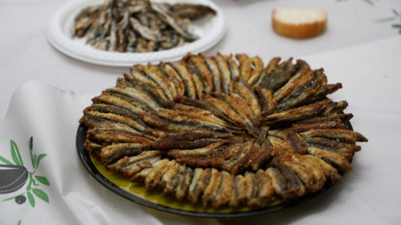 Edremit’te 10. Hamsi İkramı Yağmura Rağmen Gerçekleştirildi