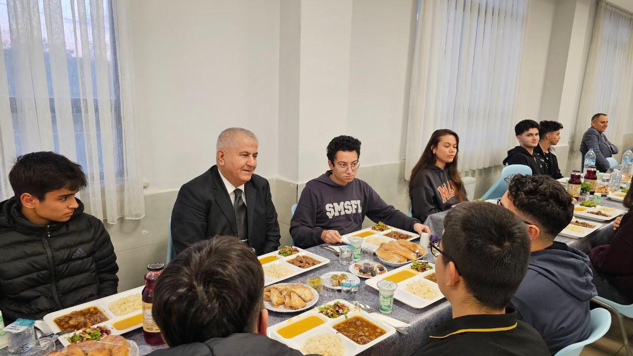 Edremit'te gönül sofrasında protokol ve gençler buluştu