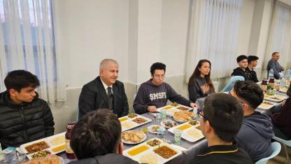 Edremit'te gönül sofrasında protokol ve gençler buluştu