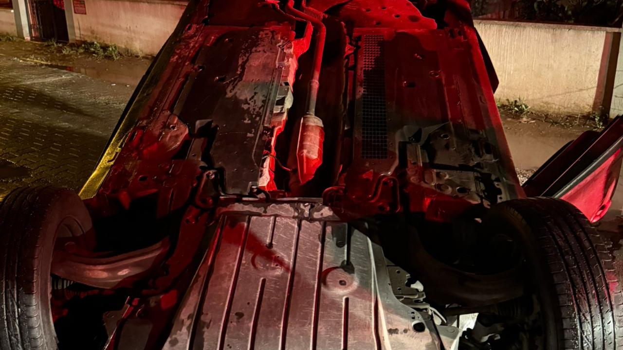 Edremit’te park halindeki araca çarpan otomobil takla attı