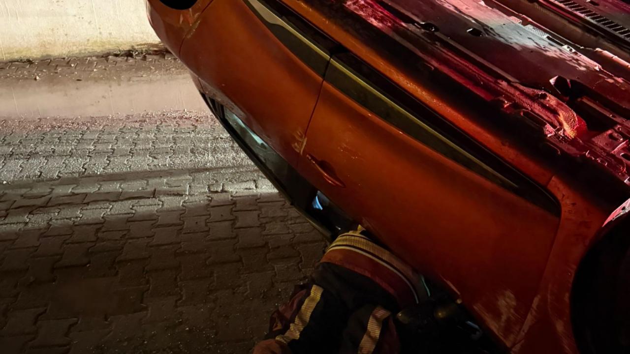 Edremit’te park halindeki araca çarpan otomobil takla attı