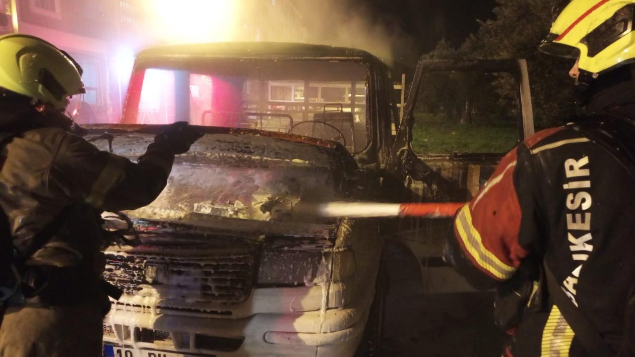 Edremit’te park halindeki kamyonet yandı