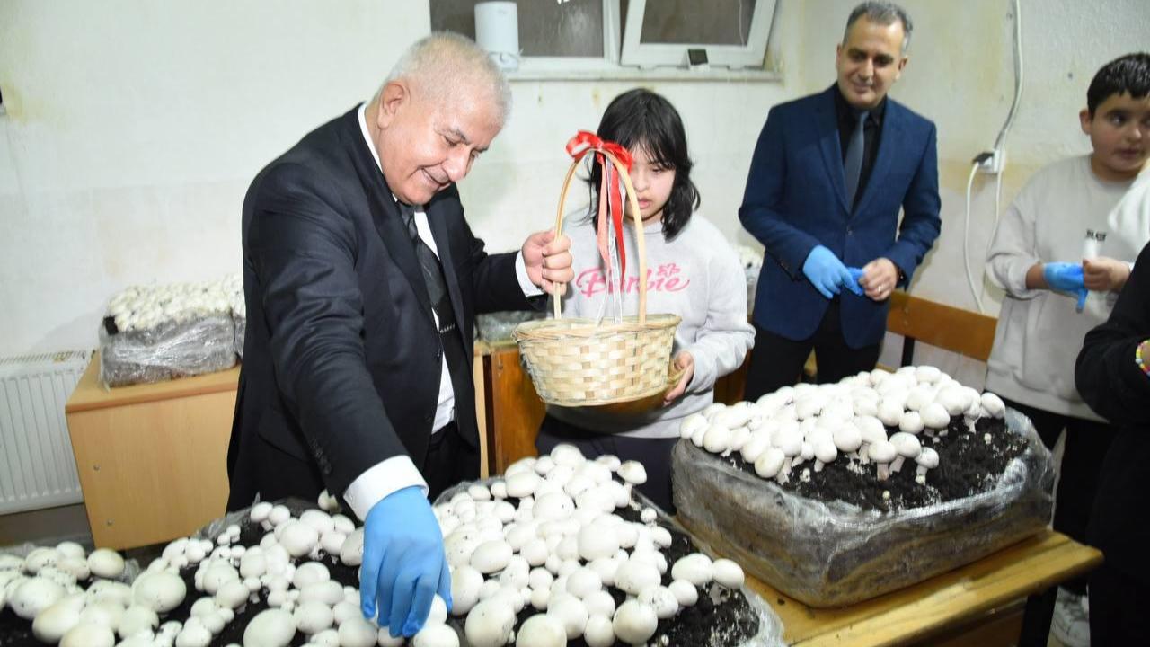 Emeğin ve sevginin hasadı: Özel öğrenciler ilk ürünlerini topladı
