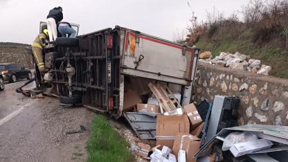 Gönen’de Kamyon Devrildi: Sürücü Sıkıştı