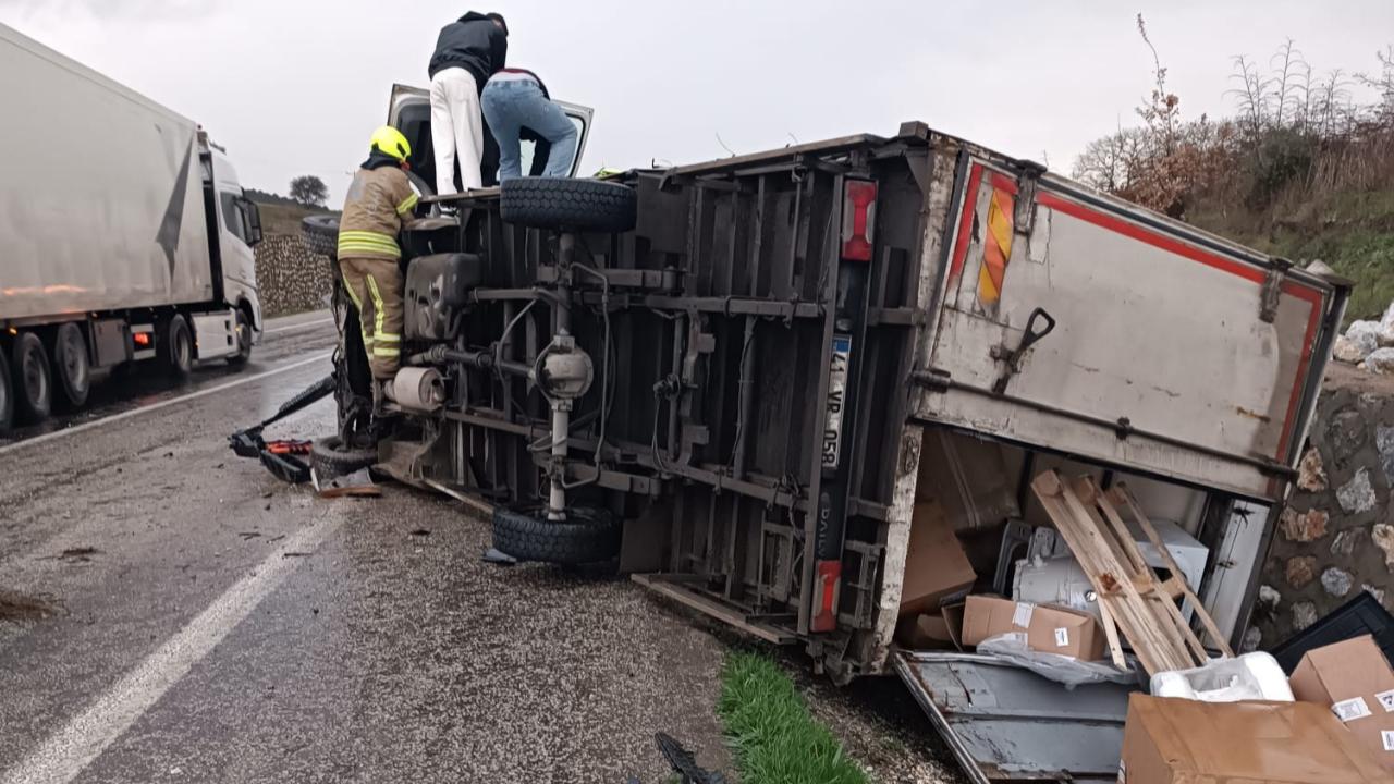 Gönen’de Kamyon Devrildi: Sürücü Sıkıştı