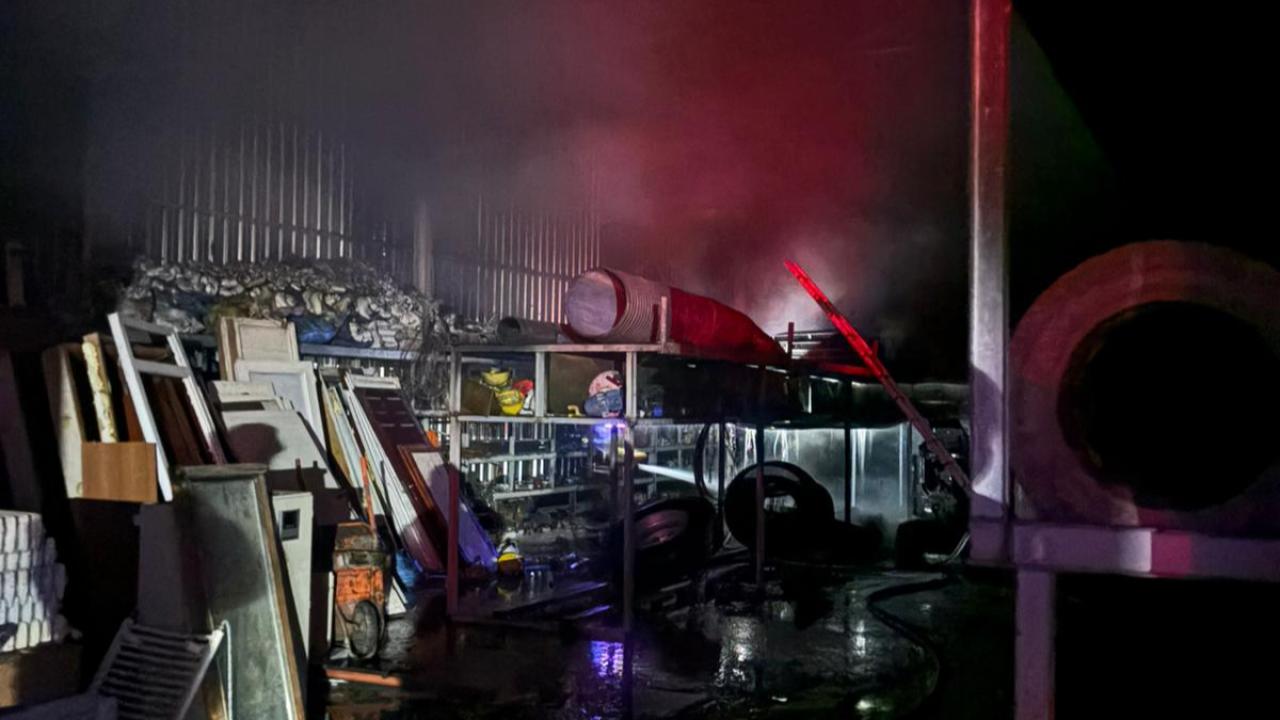 Gönen’de korkutan işyeri yangını: Ekipler seferber oldu