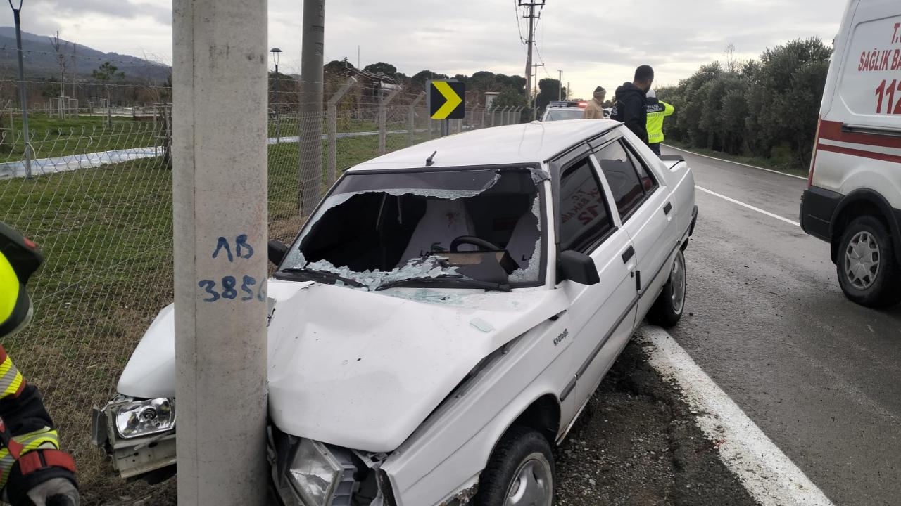 Havran’da otomobil elektrik direğine çarptı: 1 yaralı