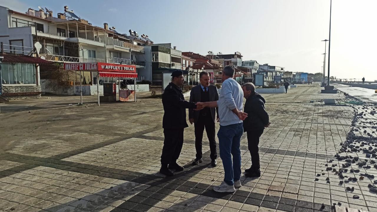 Kaymakam Odabaş, Altınoluk’ta deniz taşkını bölgelerini inceledi