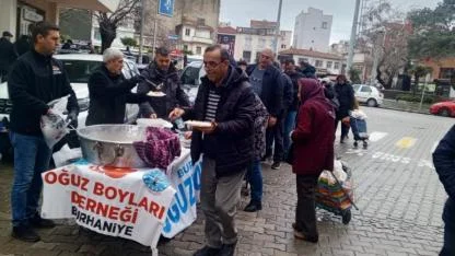 Burhaniye’de Oğuz Boyları Derneği pilav ve ayran ikramı yaptı